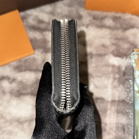 Louis Vuitton 2009 Epi Leather Wallet EUC - Picture 8 of 8